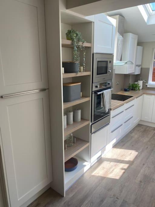 Beautiful 3 Bed Home In The Heart Of New Forest Hordle Eksteriør bilde